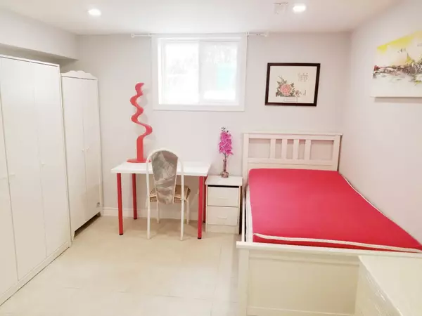 Markham, ON L3T 3A2,28 Castle Harbour LN W