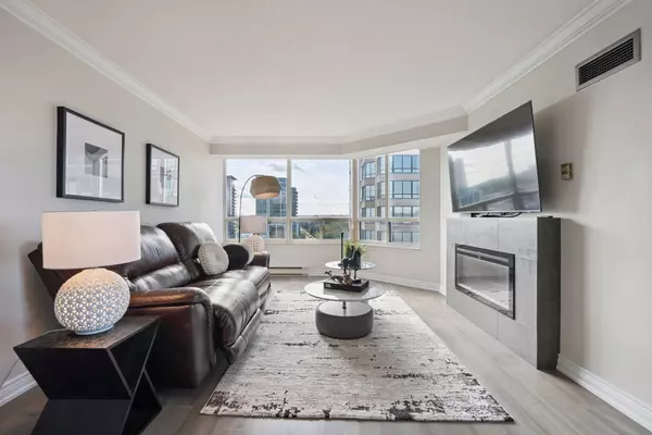 32 Clarissa DR #826, Richmond Hill, ON L4C 9R7