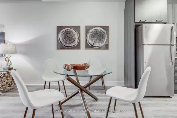 Hamilton, ON L8P 1H8,150 Main ST #807