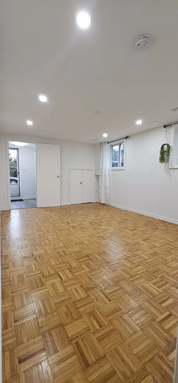 Mississauga, ON L5B 2J9,382 Pinemeadow AVE