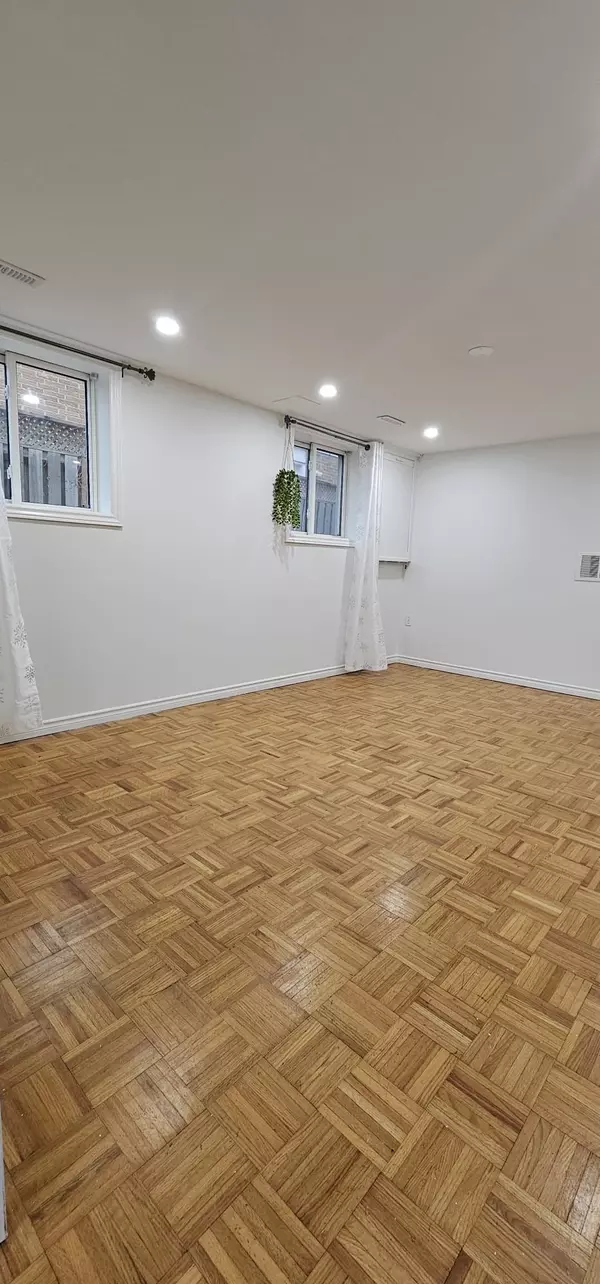 Mississauga, ON L5B 2J9,382 Pinemeadow AVE