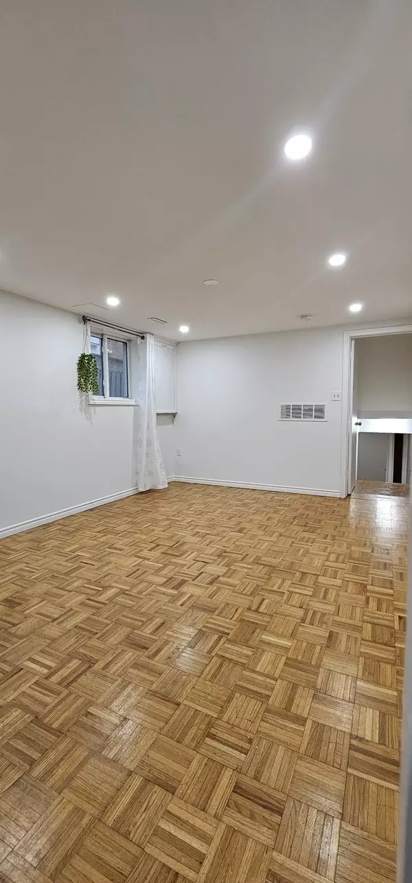 Mississauga, ON L5B 2J9,382 Pinemeadow AVE