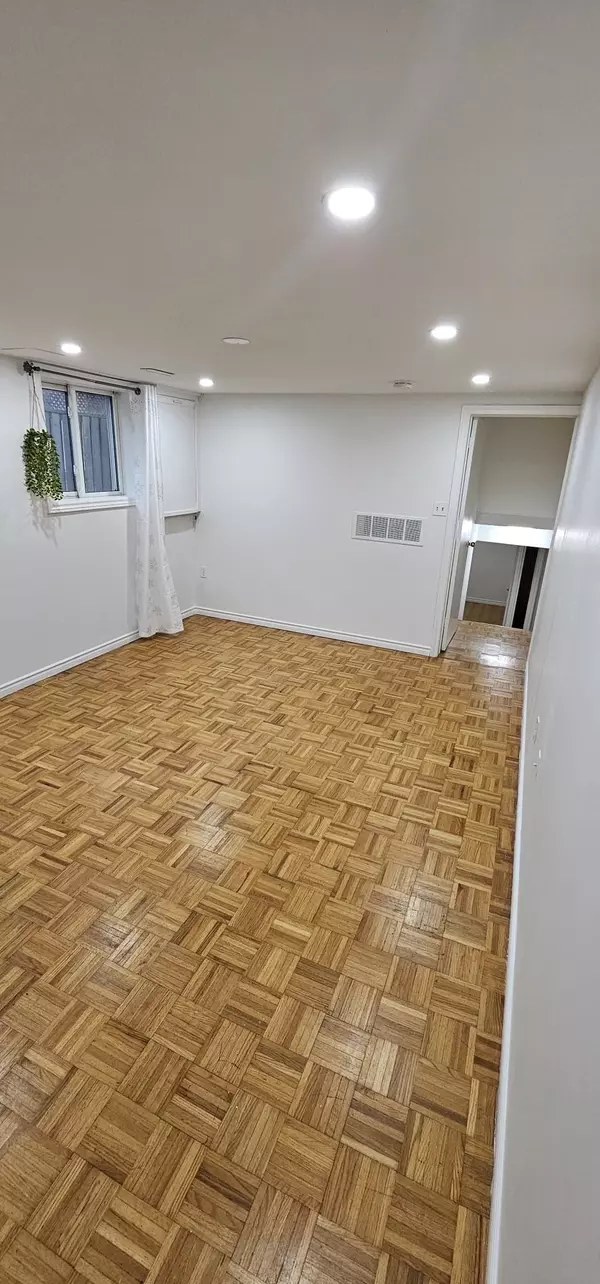 Mississauga, ON L5B 2J9,382 Pinemeadow AVE