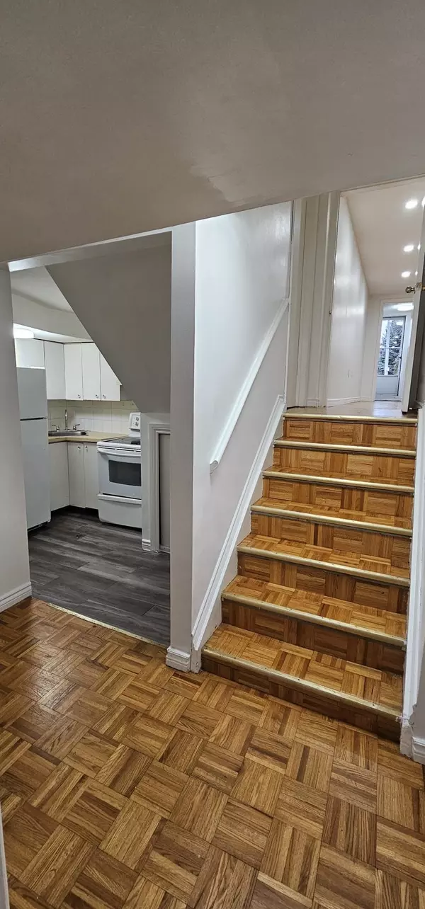 Mississauga, ON L5B 2J9,382 Pinemeadow AVE