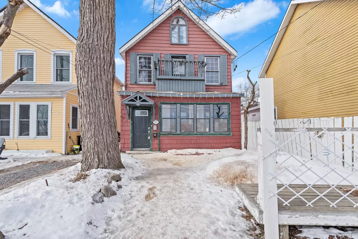 Kingston, ON K7K 3A4,212 RIDEAU ST