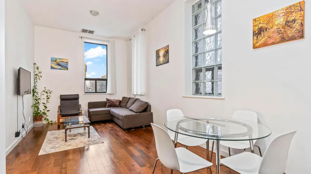 London East, ON N6B 1T6,272 Dundas ST #204