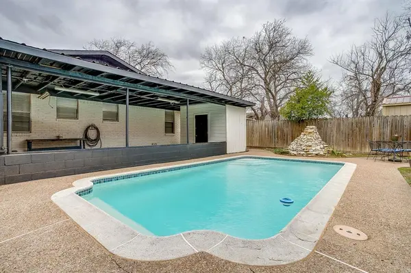 Cleburne, TX 76033,422 W Wilson Street