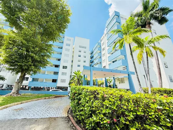 5050 NW 7th St #PH16, Miami, FL 33126