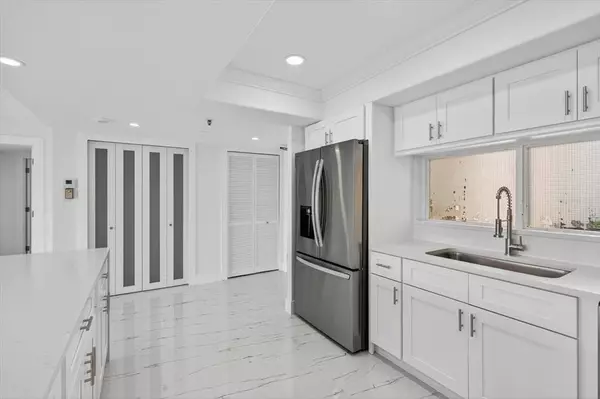 West Palm Beach, FL 33401,2480 Presidential Way #902