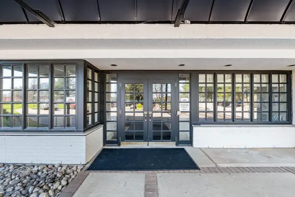 Mississauga, ON L4W 4H4,1360 Rathburn RD E #Ph04