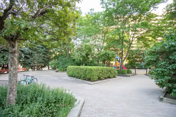 Brampton, ON L6T 4T4,5 Lisa ST #706