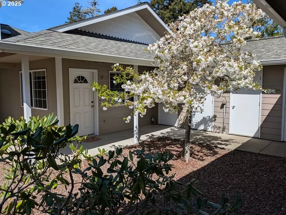 Florence, OR 97439,1150 HEMLOCK ST E #17