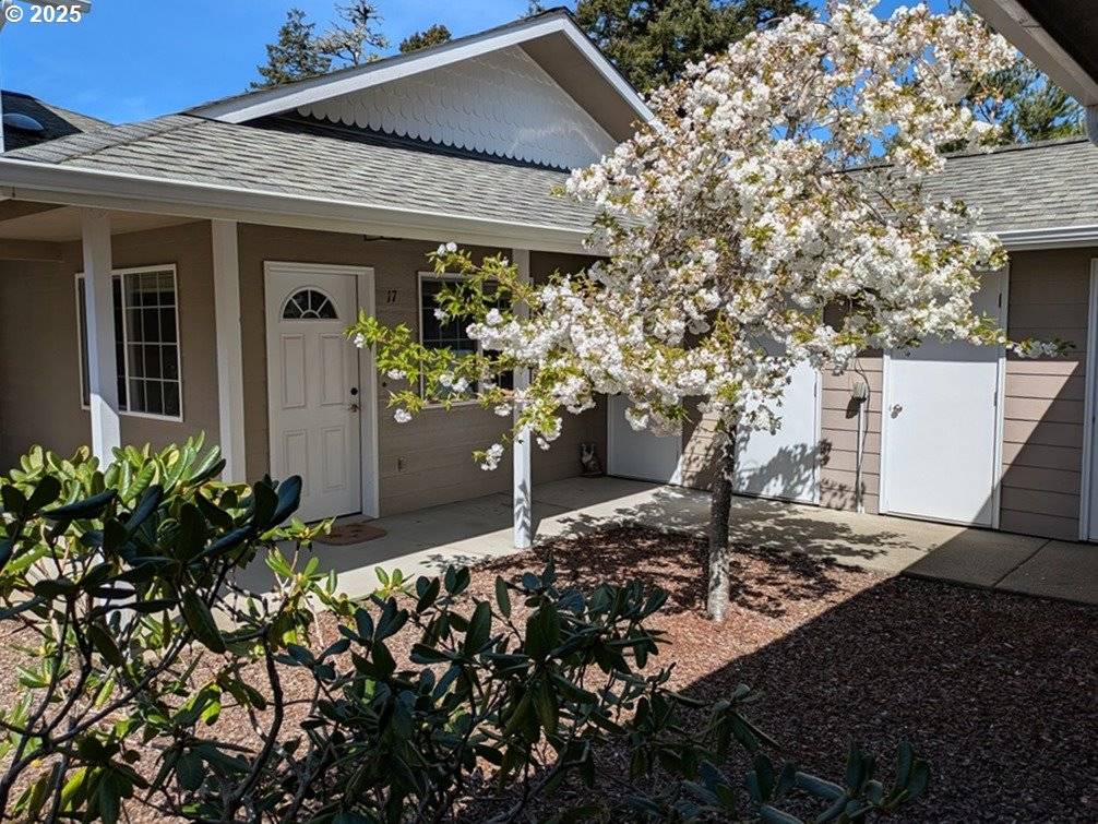 Florence, OR 97439,1150 HEMLOCK ST E #17