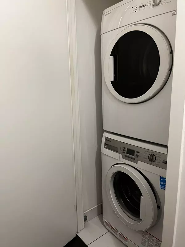 Toronto C01, ON M5T 2W5,210 Simcoe ST #1613