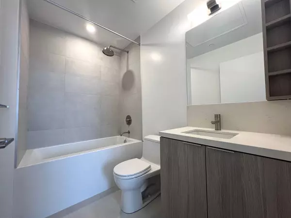 Toronto C03, ON M5P 0A6,2020 Bathurst ST #1016