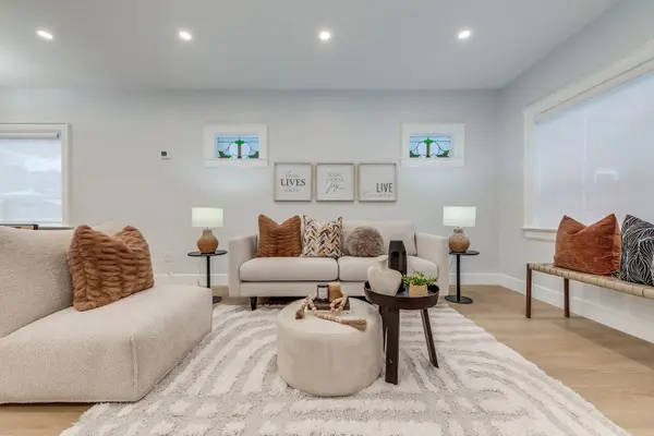 Toronto E03, ON M4K 2R9,977 Broadview AVE