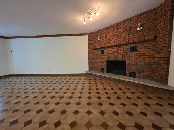 Tiny, ON L0L 2T0,23 Connie DR #B