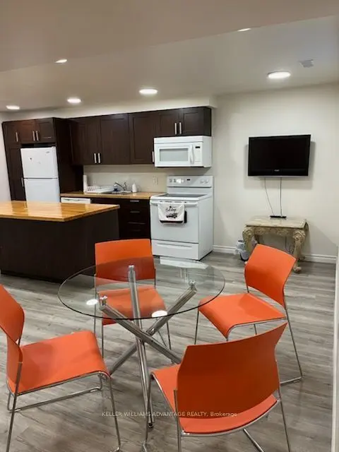 Barrie, ON L4M 6Y8,16 Nicole Marie AVE #Lower