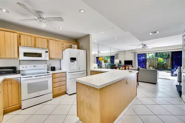 Hollywood, FL 33021,3300 Atlanta St #15F