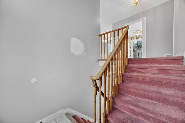 Barrie, ON L4N 3T2,19 Debra CRES