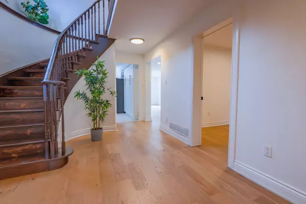 Mississauga, ON L5R 2B2,4326 Waterford CRES