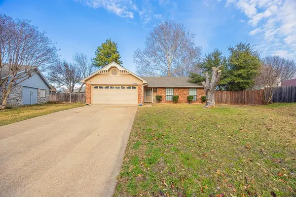 2803 Glen Hollow Circle, Arlington, TX 76016
