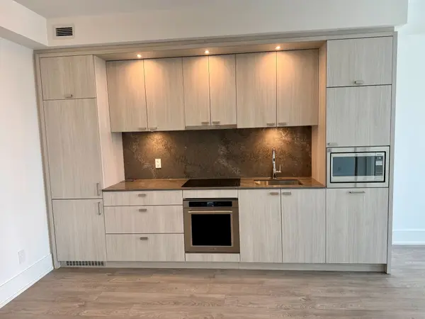 Toronto C01, ON M5T 2N1,115 Denison AVE #907