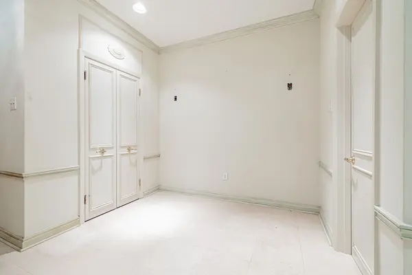 Toronto C02, ON M4V 2G1,82 Oriole RD