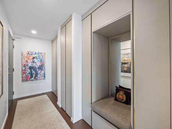 Toronto C08, ON M5A 0T4,21 Lawren Harris SQ #904