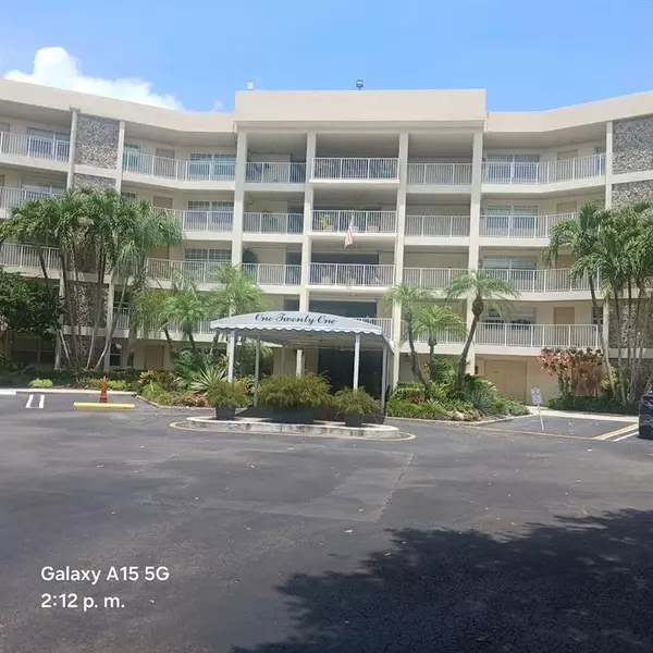 Pompano Beach, FL 33069,800 W Cypress Grove Dr. #312