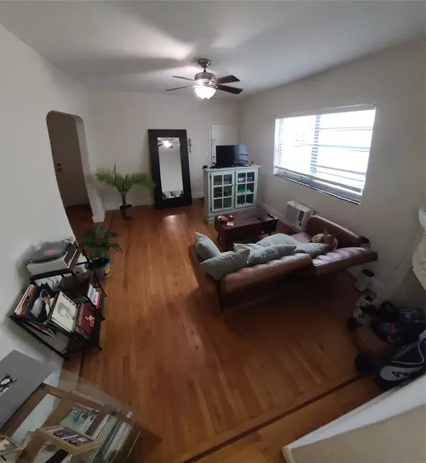 Miami Beach, FL 33139,1559 Meridian Ave #207