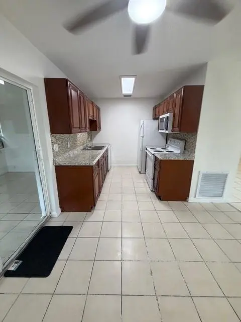 Boynton Beach, FL 33426,500 NW 8th Ct