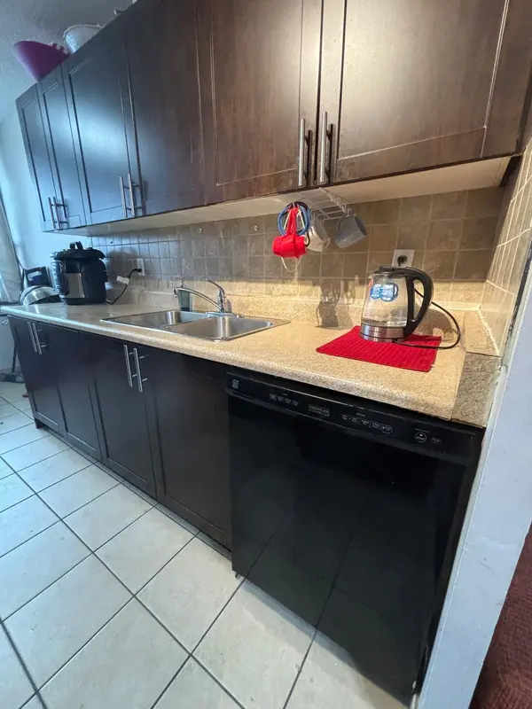 Brampton, ON L6T 3X9,17 Knightsbridge RD #804