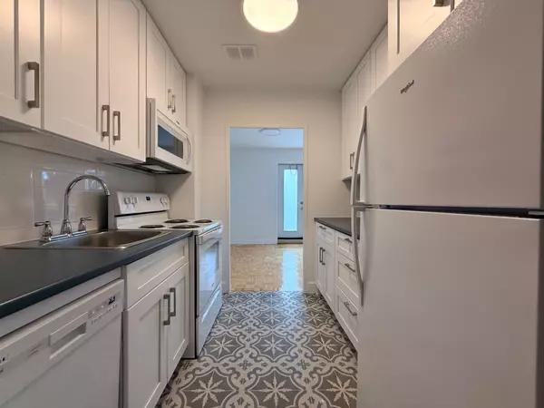 Toronto C12, ON M2P 1R9,28 Upper Canada DR #405