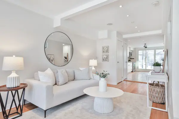 Toronto E01, ON M4L 2Z8,37 Rhodes AVE