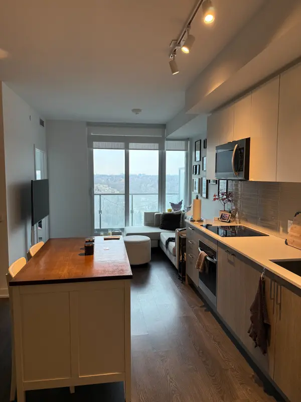 Toronto W01, ON M6S 0B1,1926 Lake Shore BLVD W #2017