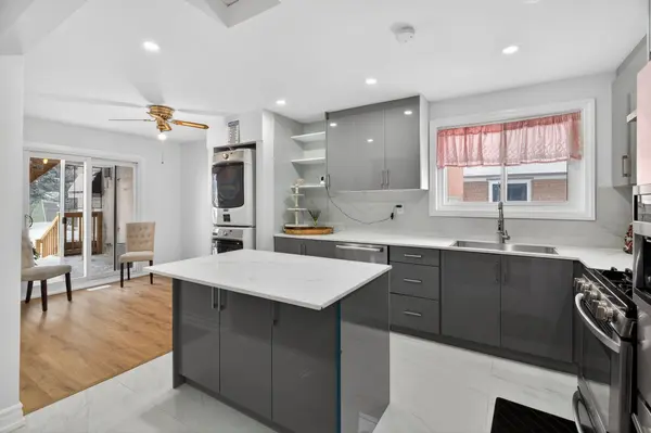 Toronto W10, ON M9V 1X1,81 Taysham CRES