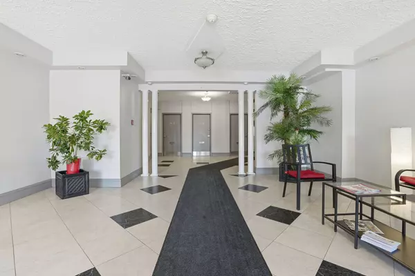 Hamilton, ON L8P 3R9,101 Queen ST #804