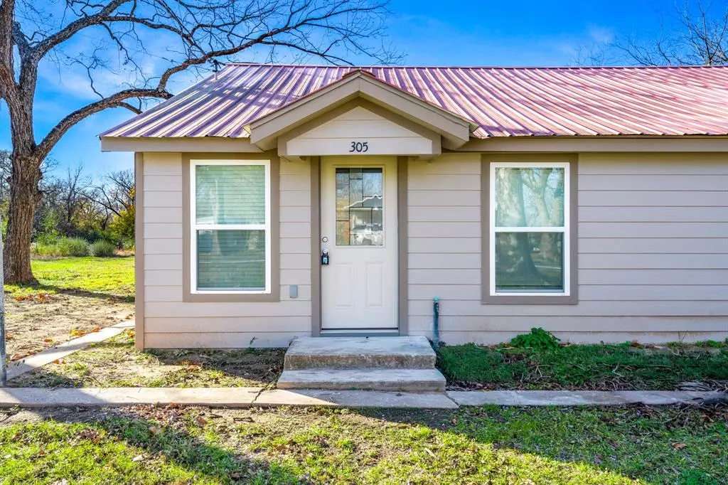 Como, TX 75431,305 Gaskins Street