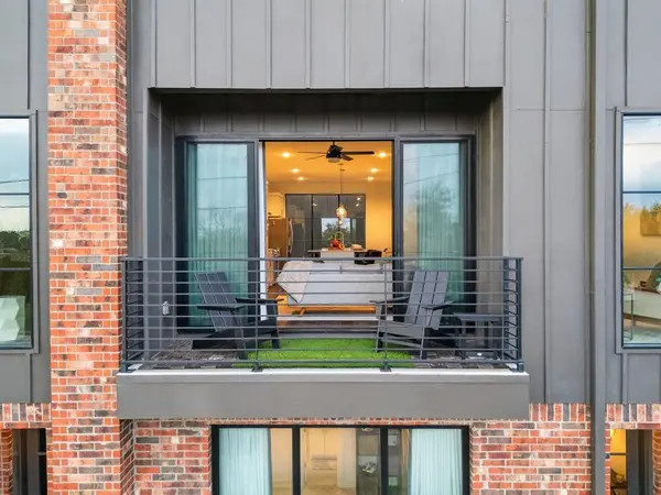 Dallas, TX 75208,737 N Zang Boulevard #102