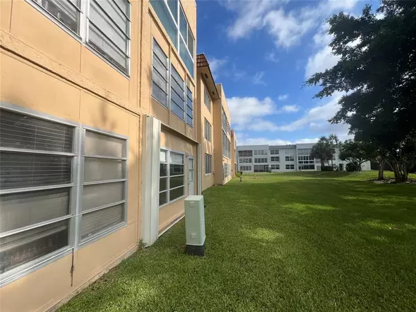 Margate, FL 33063,6670 Royal Palm Blvd #106K