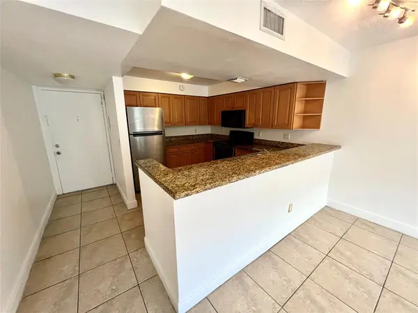 Doral, FL 33166,5221 Geneva Way #208