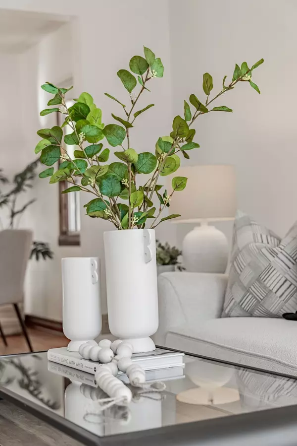 Toronto W03, ON M6E 1Y5,54 Holmesdale CRES