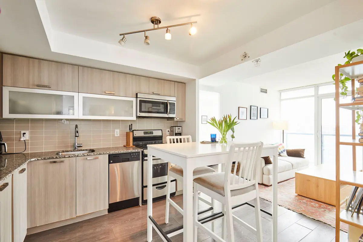 Toronto C01, ON M6J 0C7,36 Lisgar ST #2009