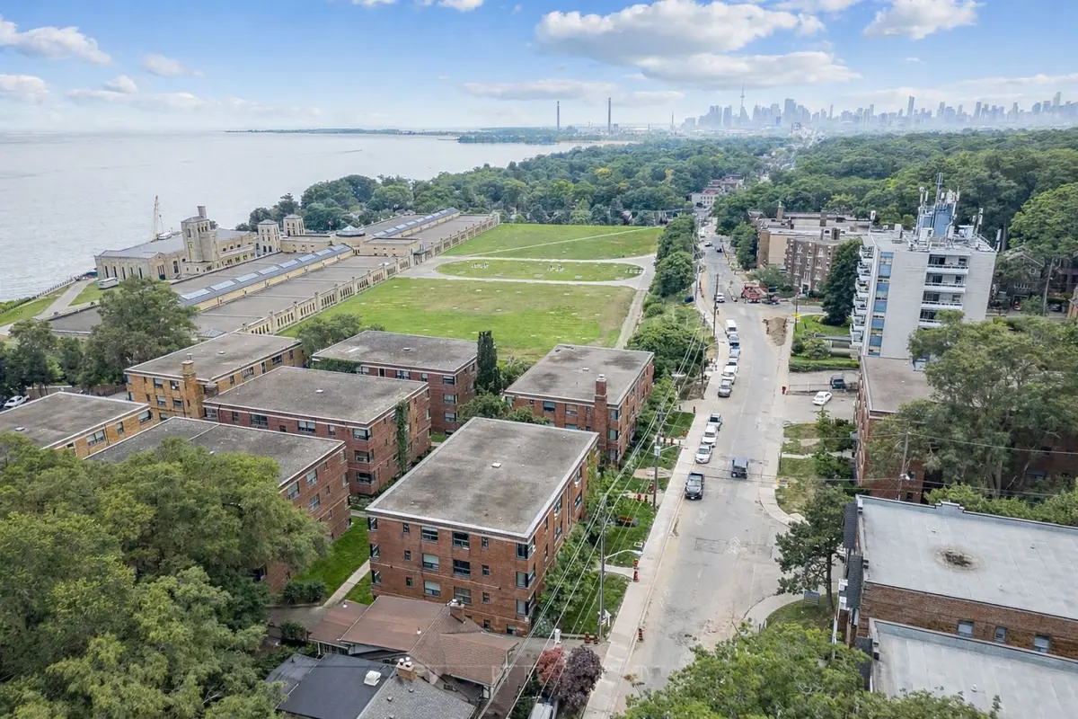 Toronto E06, ON M1N 1A5,3015 Queen ST #F12