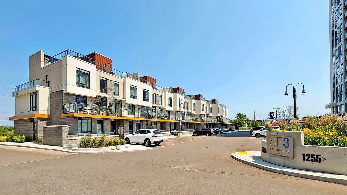 Pickering, ON L1W 0B5,1245 Bayly ST #22