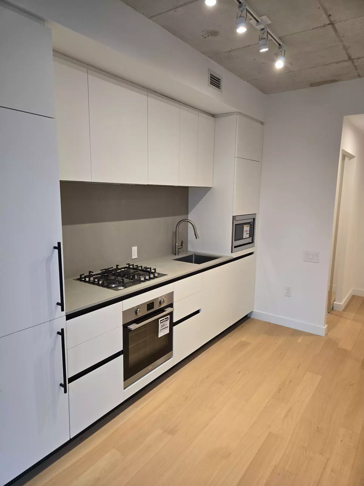 Toronto C10, ON M4G 3C4,1720 Bayview AVE #333