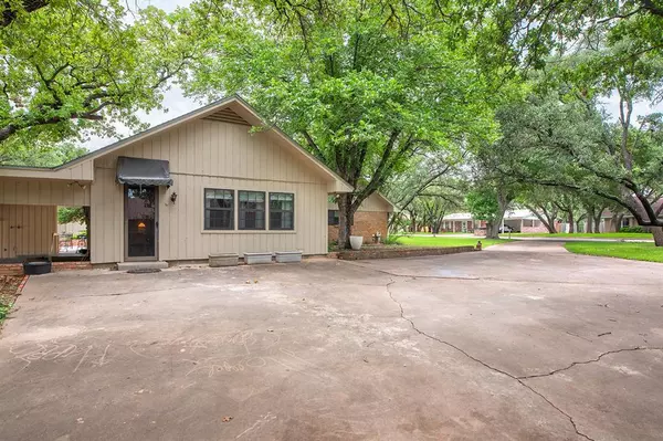 Brady, TX 76825,1108 W 12th Street