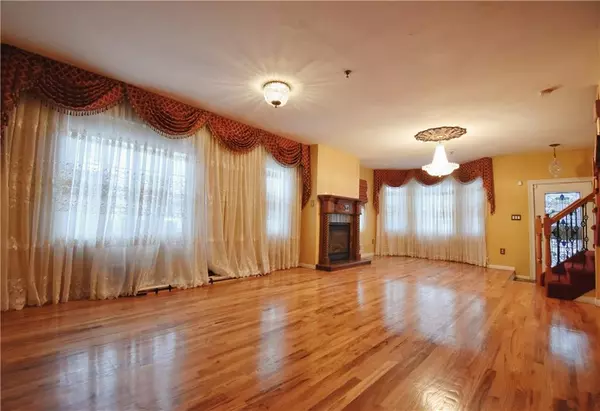 Staten  Island, NY 10303,64 Van Name AVE