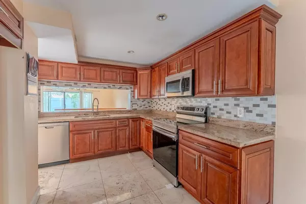 Miami, FL 33179,626 NE 195th St #626